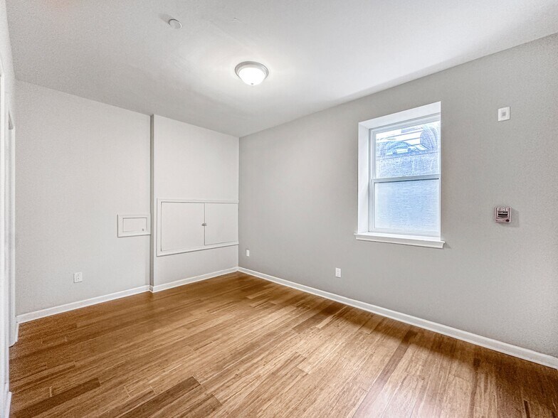 Building Photo - 2418 Frankford Ave