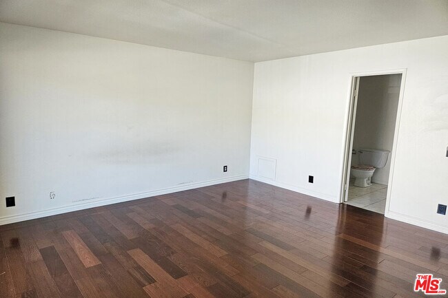 Building Photo - 13243 Vanowen St