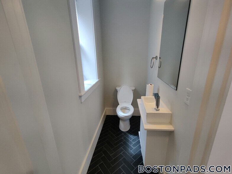 Building Photo - 54 Taylor St