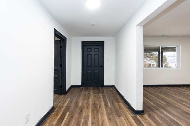 Building Photo - Spacious Three Bedroom Remodeled Home!