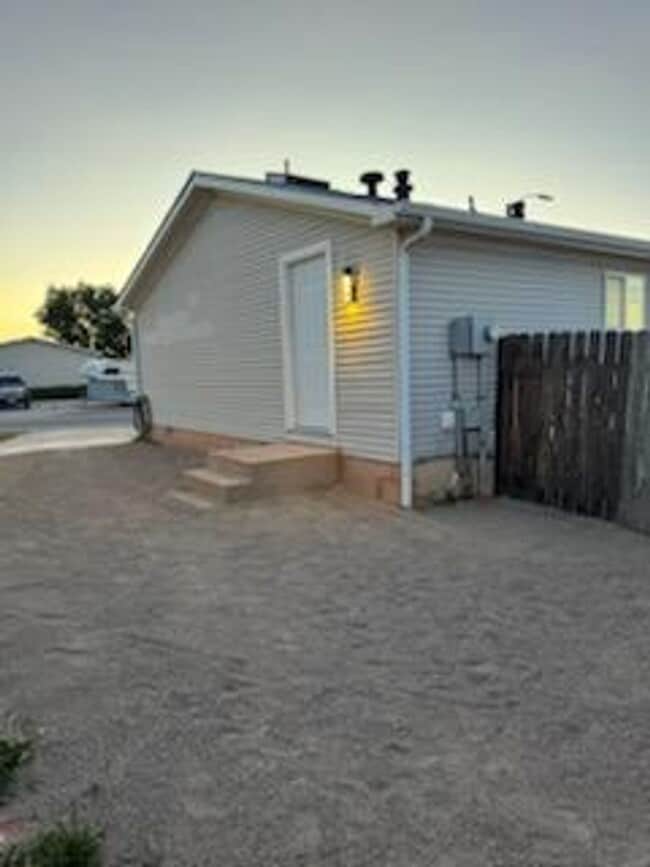 Building Photo - ALL PROSPECTIVE TENANTS MUST SUBMIT A $58 ...