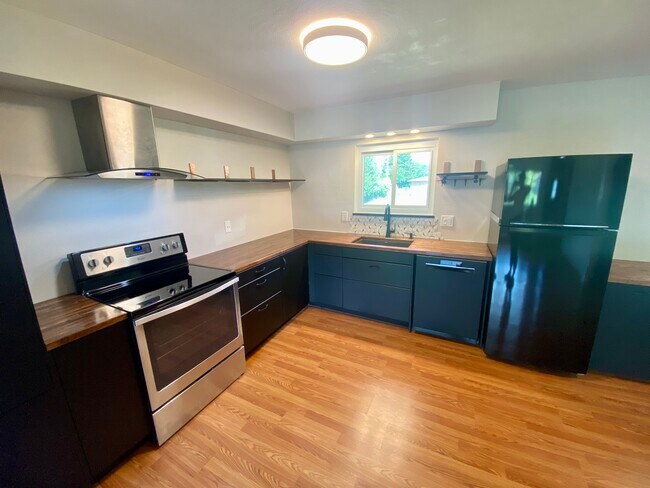 Building Photo - 692 Sueden Dr