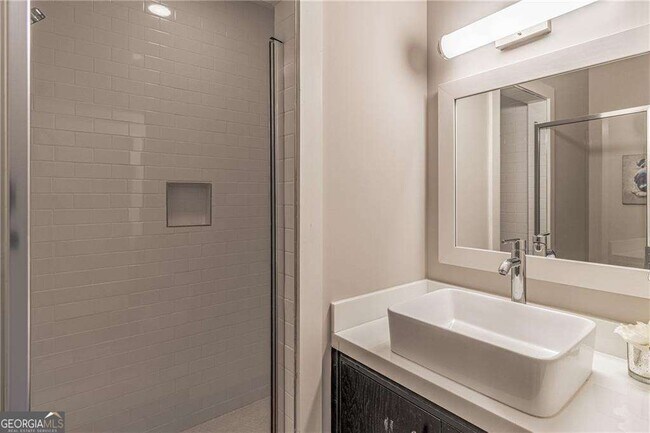 Building Photo - 472 Martin St SE