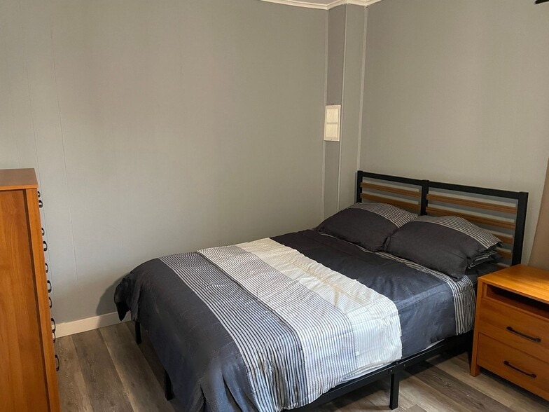 Building Photo - 83 Oak St