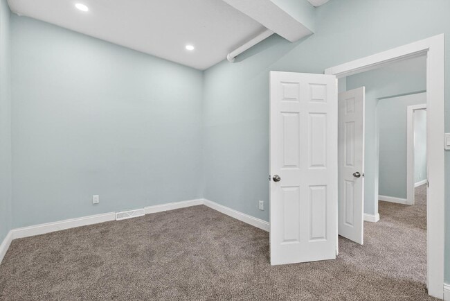 Building Photo - 3356 W 44th St