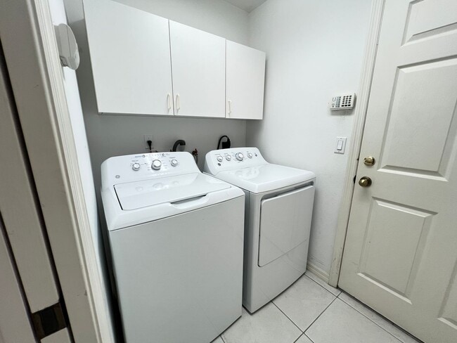 Building Photo - Modern 3-Bedroom, 2-Bathroom Home in Ocala! WASHER & DRYER INCLUDED!