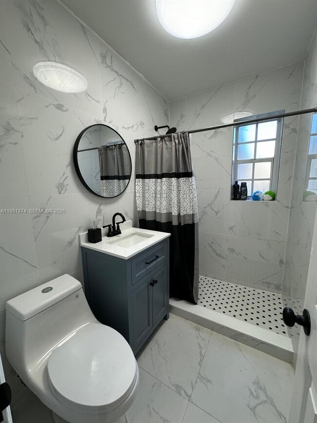 Building Photo - 635 N 28th Ave