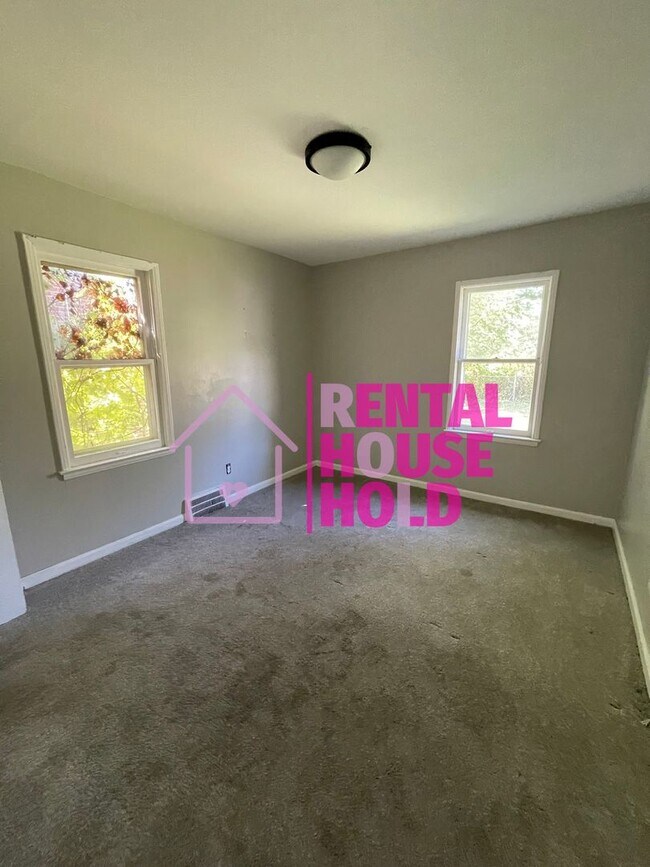 Building Photo - ~3 BEDROOM | 1 BATH | FREE PRE SCREEN