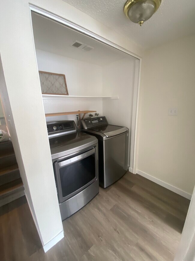 Building Photo - 14520 Plummer St