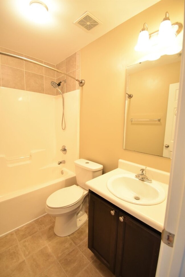 Building Photo - 3 Bedroom, 2 Bathroom Townhome (NO PETS)