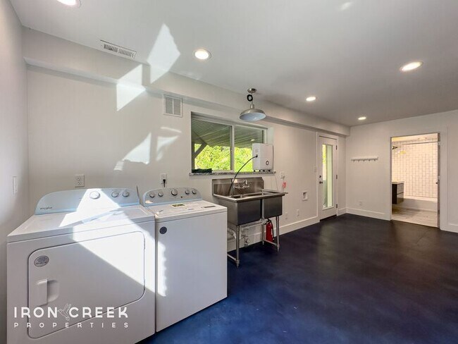 Building Photo - 12 Chateau Pl