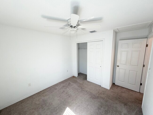 Building Photo - 10 Rainstone Ln