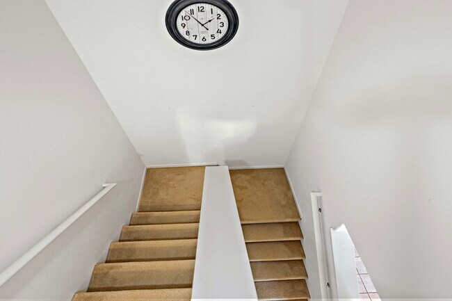 Building Photo - Unfurnished Townhome with Garage, 3 bedroo...