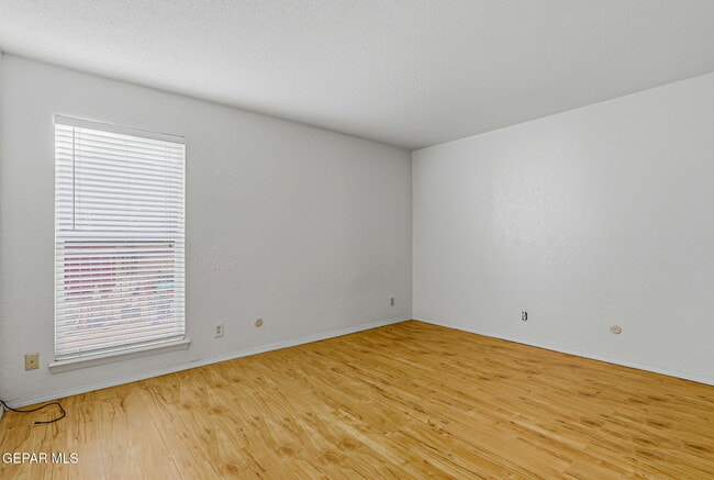 Building Photo - 4433 N Stanton St