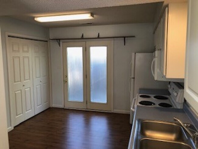 Building Photo - 3354 S Oaklawn Cir