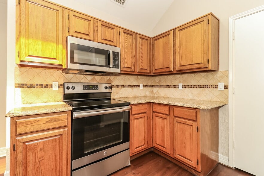 Building Photo - 111 Streamside Dr