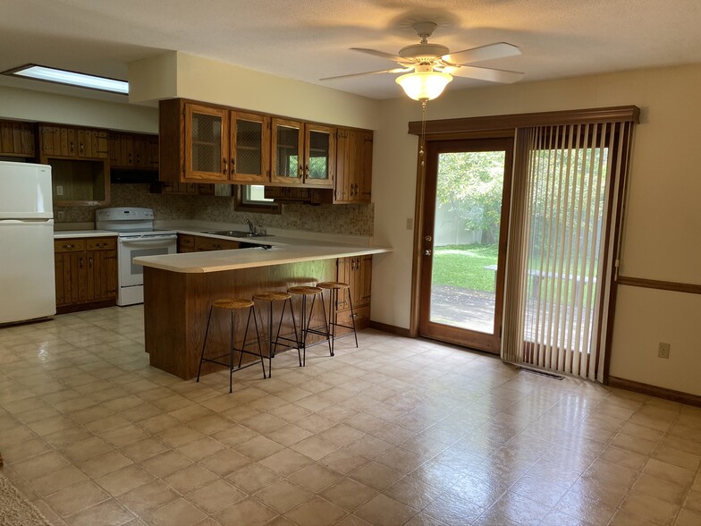 Kitchen/dining - 205 Carrie Ave