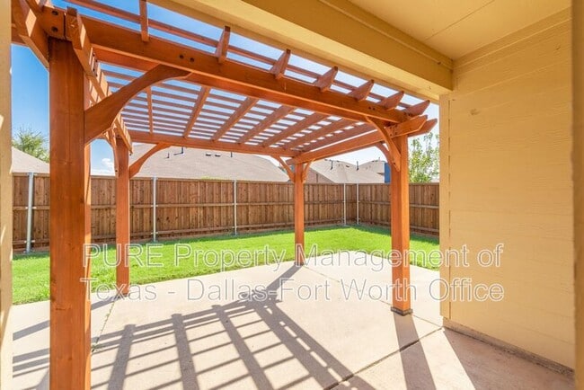 Building Photo - 1012 Lake Hollow Dr