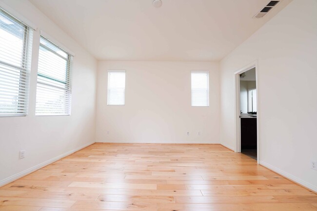 Building Photo - 4 Bedroom & 2 Bathroom