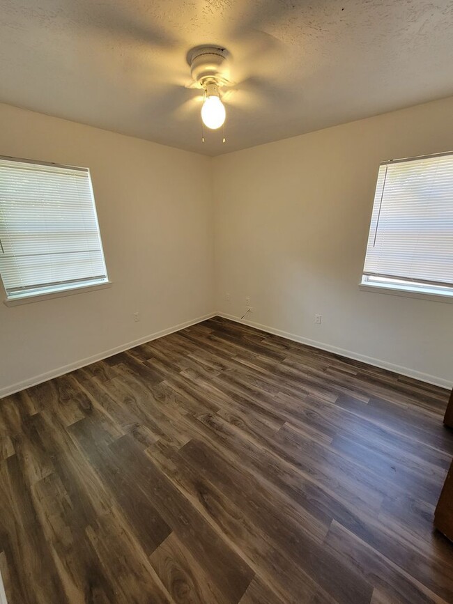 Building Photo - College Station - 2 bedroom / 1 bath Duple...