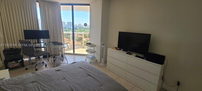 Building Photo - 3600 Yacht Club Dr