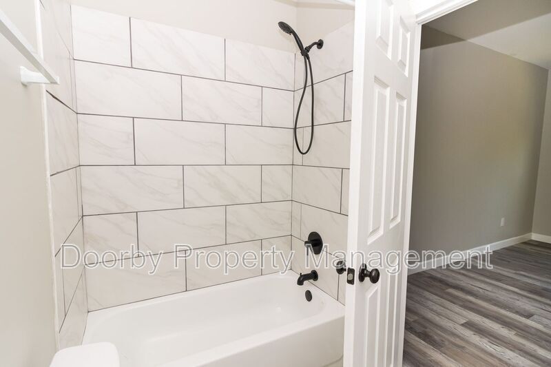 Building Photo - 18 Michigan Ln