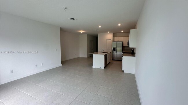 Building Photo - 4612 Hollister Ave