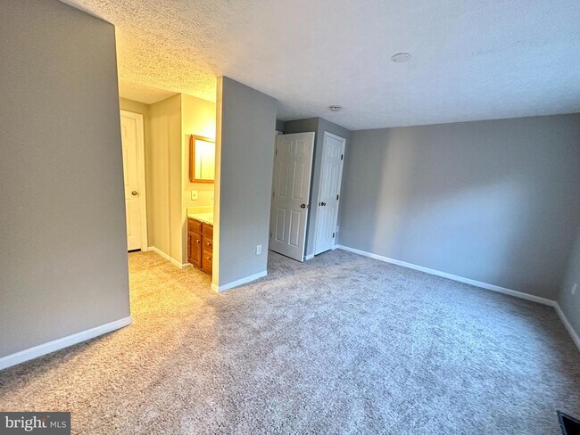 Building Photo - 949 Angel Valley Ct
