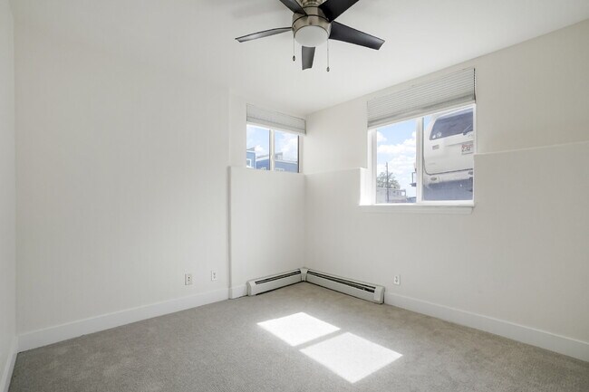 Building Photo - Updated Apartment in The Heart of Jefferson Park
