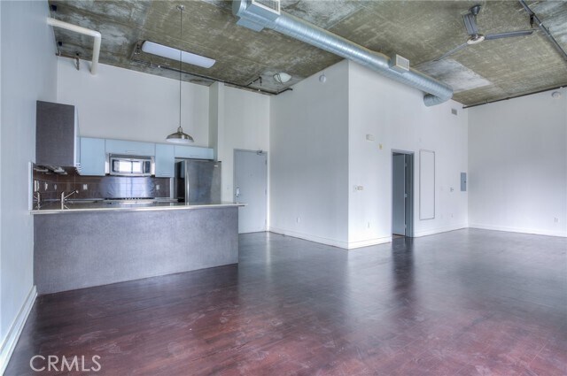 Building Photo - 645 W 9th St