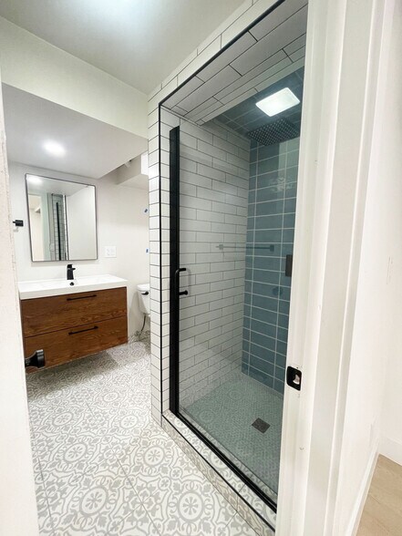 Master Suite 2 Full Bath - 491 S Otis St