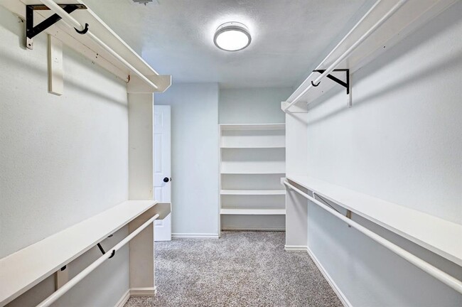 Building Photo - 12915 Stratford Heights Dr