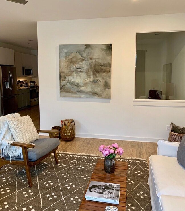 Building Photo - Wedgewood Houston Condo