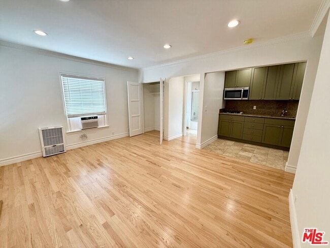 Building Photo - 204 S Reeves Dr