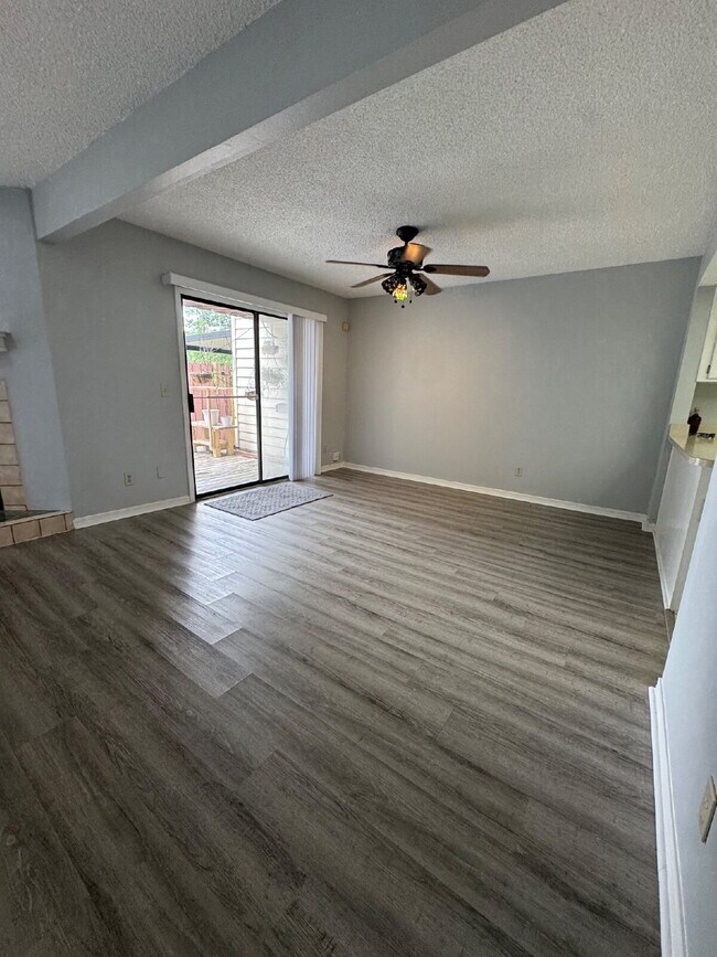 Building Photo - 2 bedroom 2.5 bath townhome with private d...