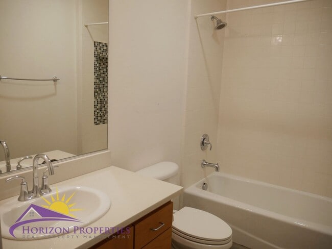 Building Photo - Modern Bright Three-story 3 Bed 2 Bath 1,400 Sqft Mansion Flats Designer Condo