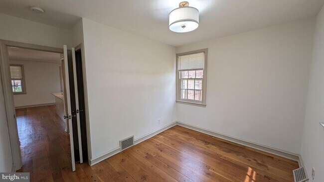 Building Photo - 2824 Midvale Ave