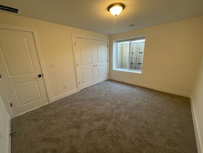 Building Photo - 5103/05 S Chase Ave