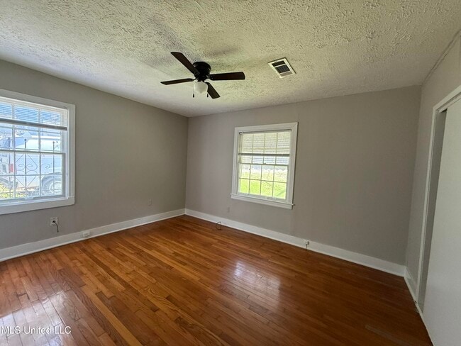 Building Photo - 3158 Alameda Dr
