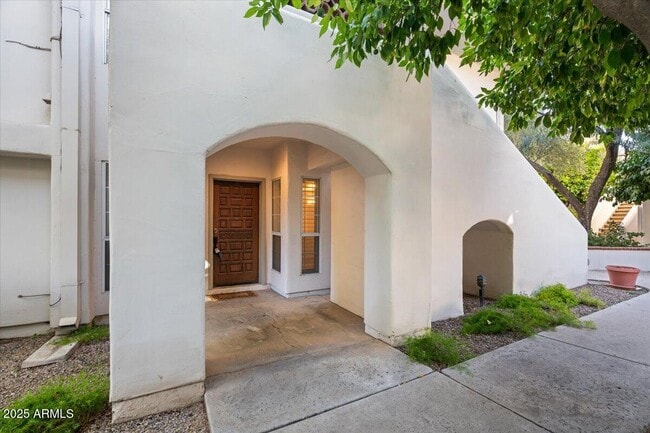 Building Photo - 5200 S Lakeshore Dr