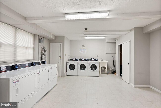Building Photo - 939 Longfellow St NW
