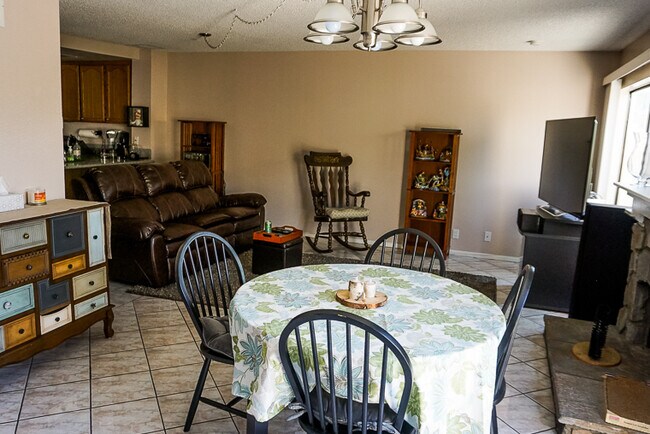 Building Photo - Beautiful 3 bed 2.5 bath Townhome in Orange