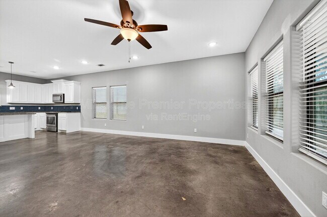 Building Photo - 211 W Murray St