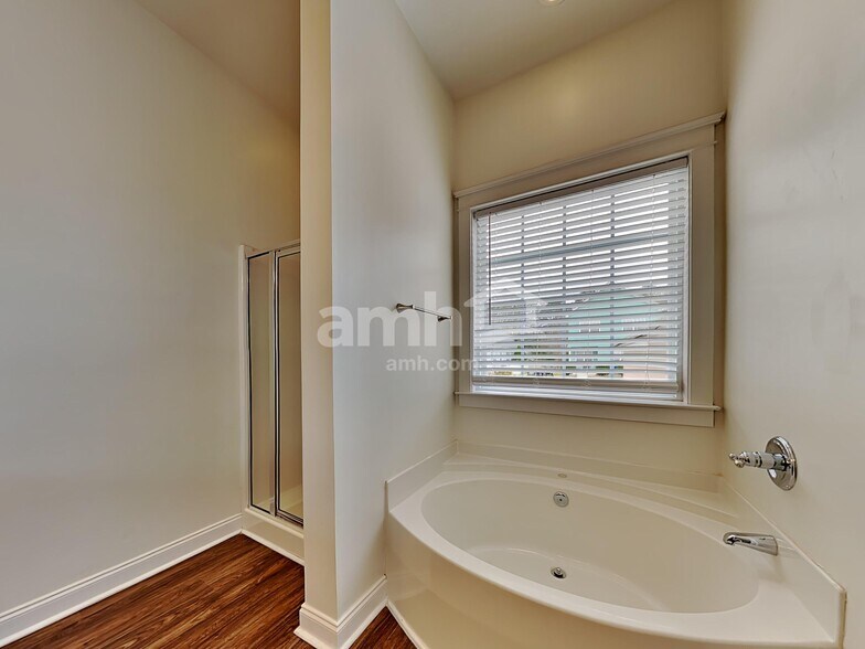 Building Photo - 206 Hydrangea St