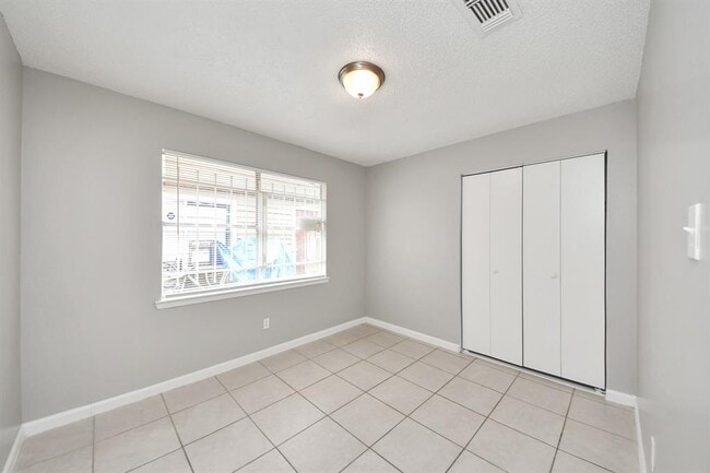 Building Photo - 5526 Farley Dr