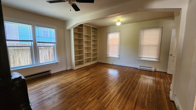 Building Photo - South Hill Home!! Available Now!