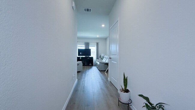 Building Photo - 702 Sunlight Lp