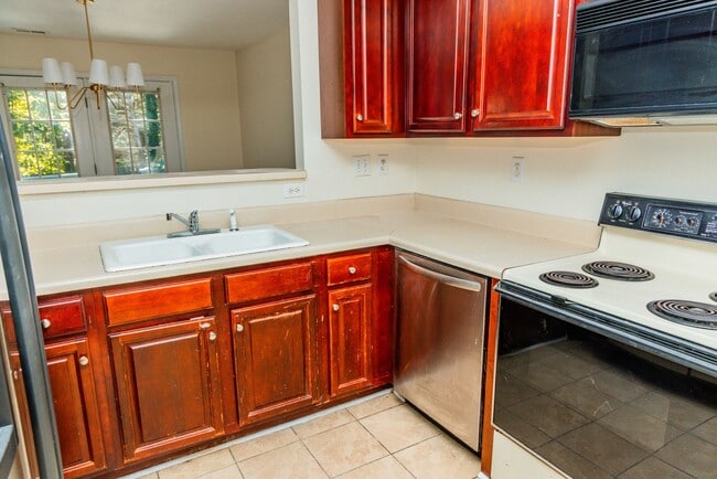 Building Photo - Lovely 3 bedroom, 2.5 Bathroom townhouse s...