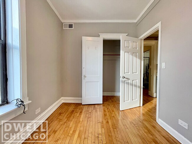 Building Photo - 5143 N Clark St