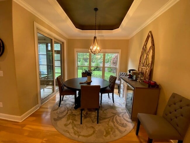 Building Photo - Beautiful Fully Furnished 3 bed 2 bath hom...
